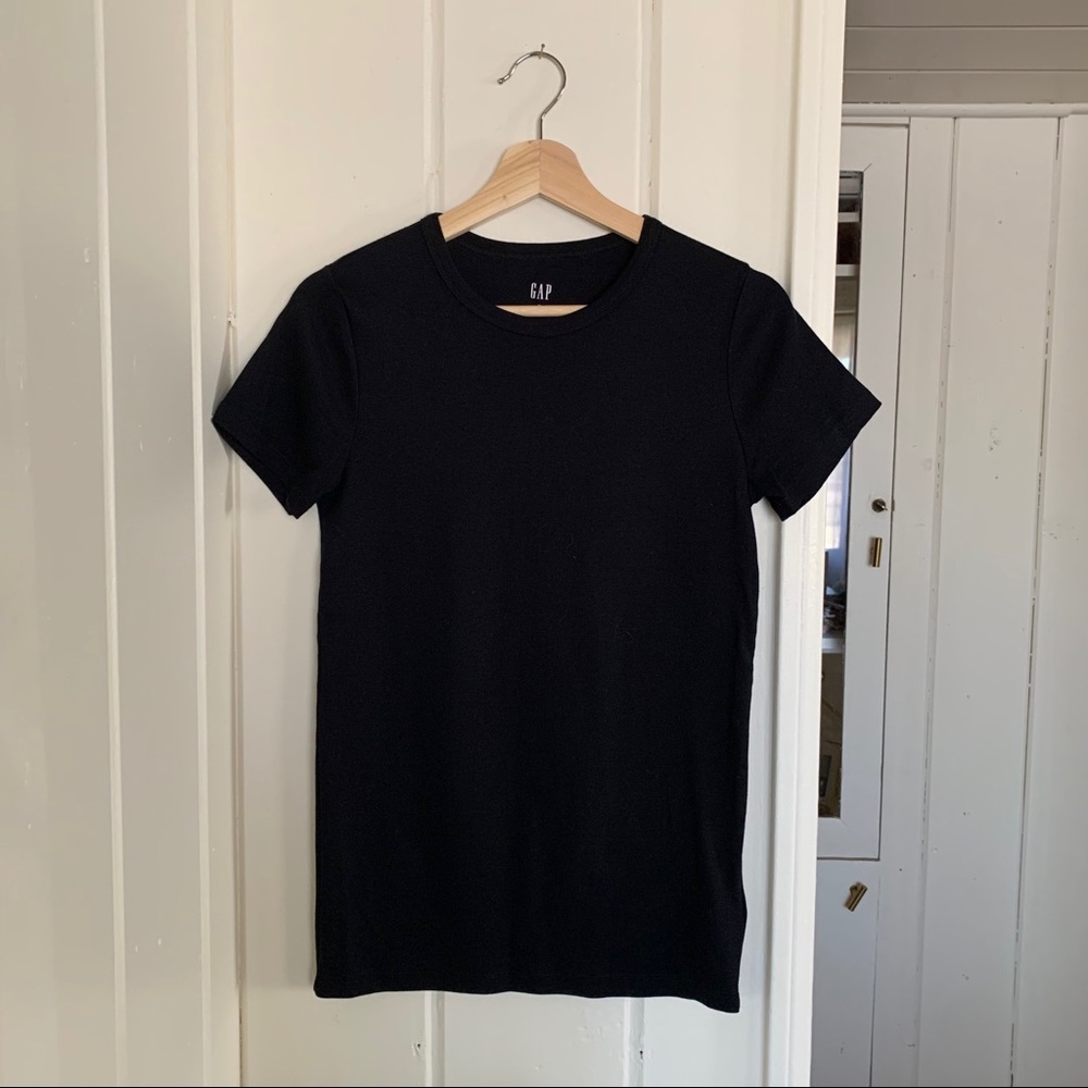 NWOT GAP Black Tshirt